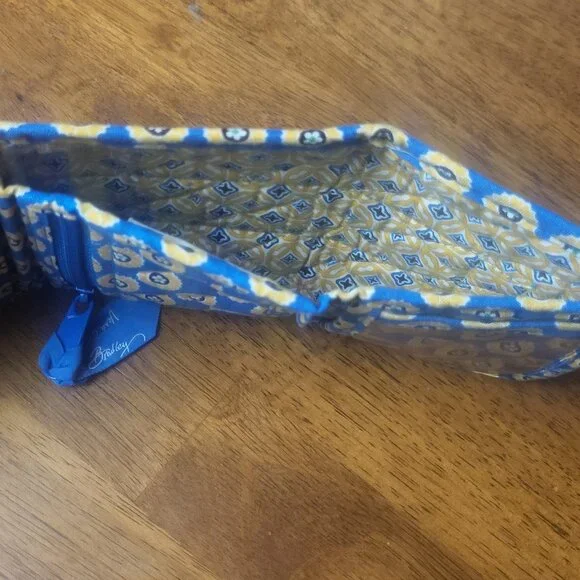 Vera Bradley ~ Rivera Blue Tri - Fold Wallet ~ Excellent / New Condition - Picture 6 of 7